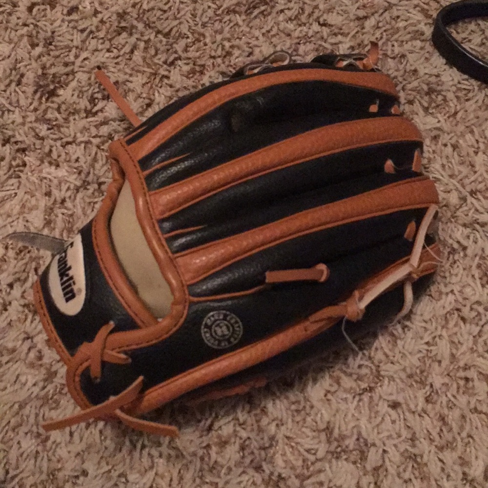 Baseball mitt for a lefty
